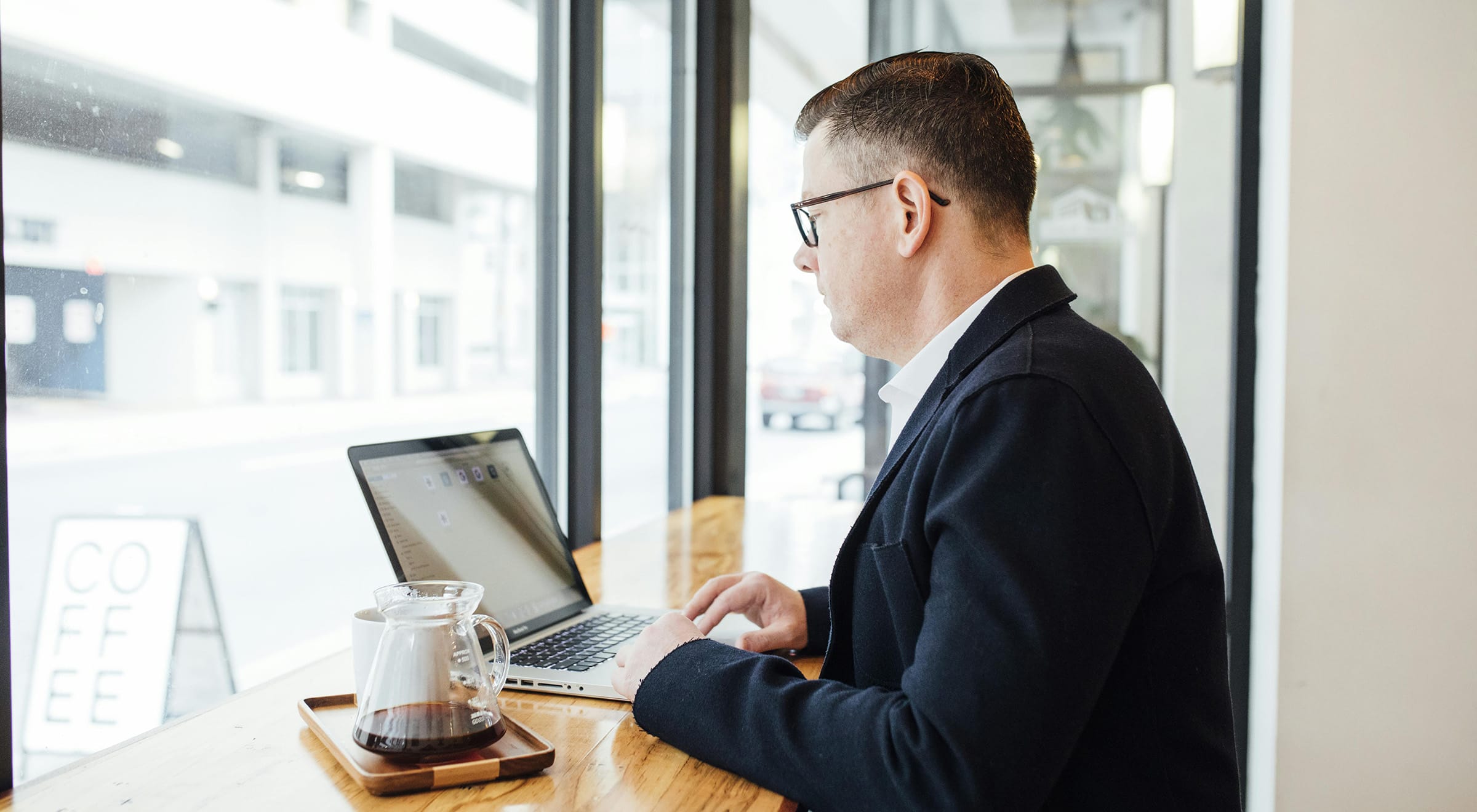 Wirtualne biuro Białystok kontra biuro tradycyjne – co wybierają firmy z Podlasia?